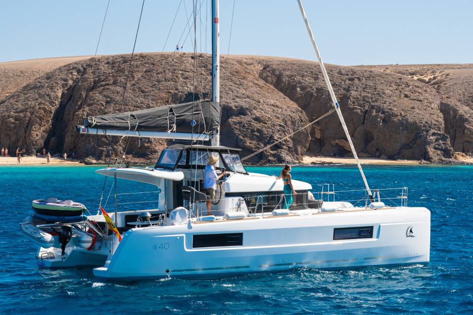 Yate navegando en mar azul