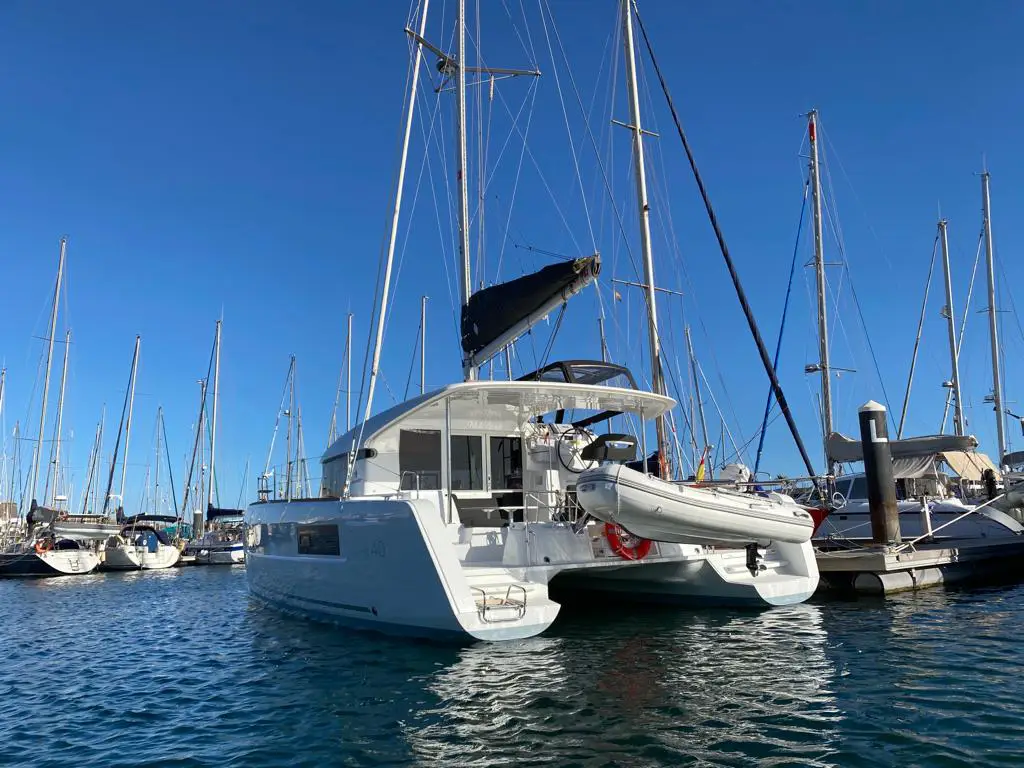 Yate en un puerto deportivo