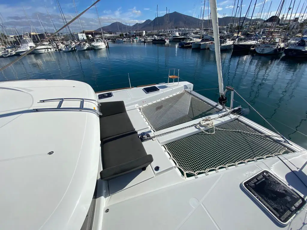 Cubierta de catamarán en marina