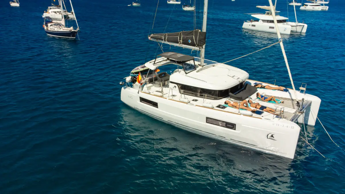 Catamarán en aguas azuladas