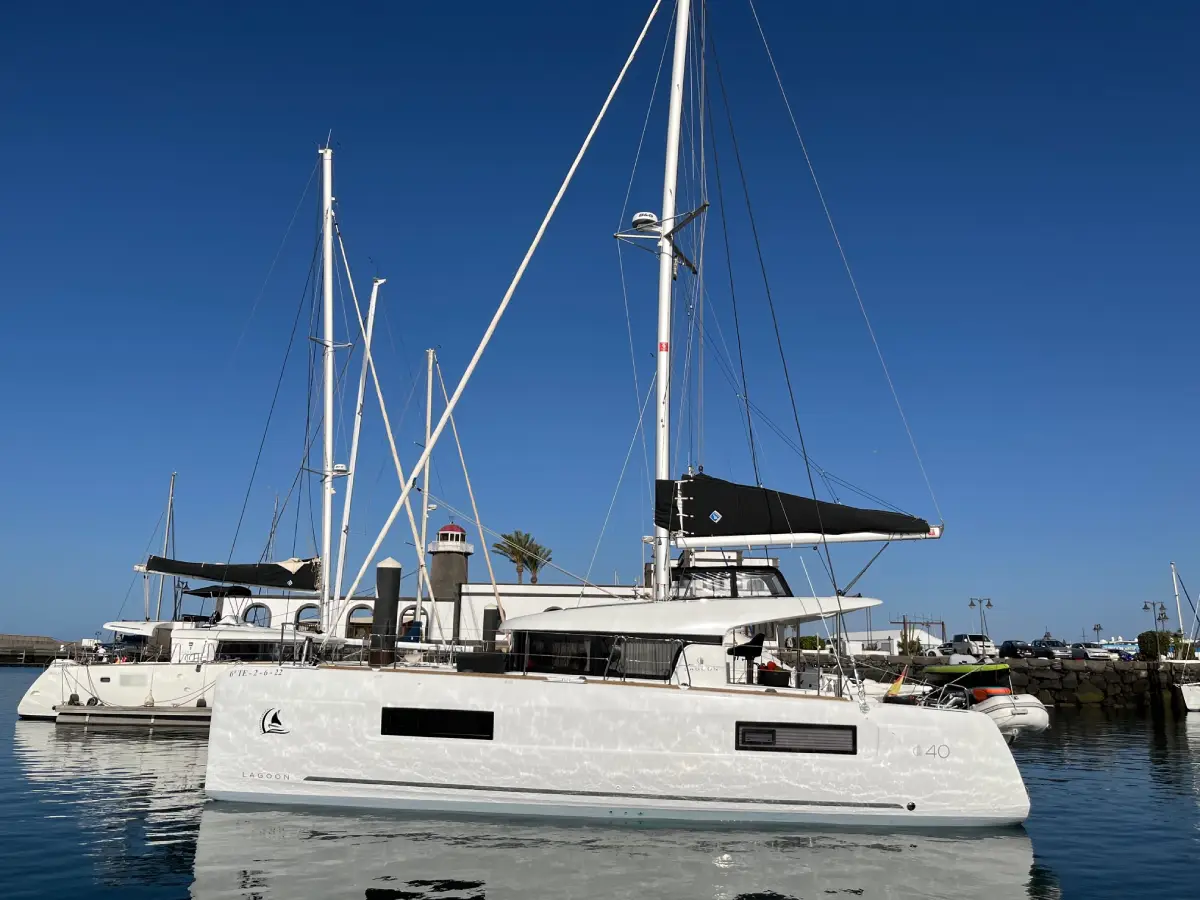 Yate en puerto bajo sol