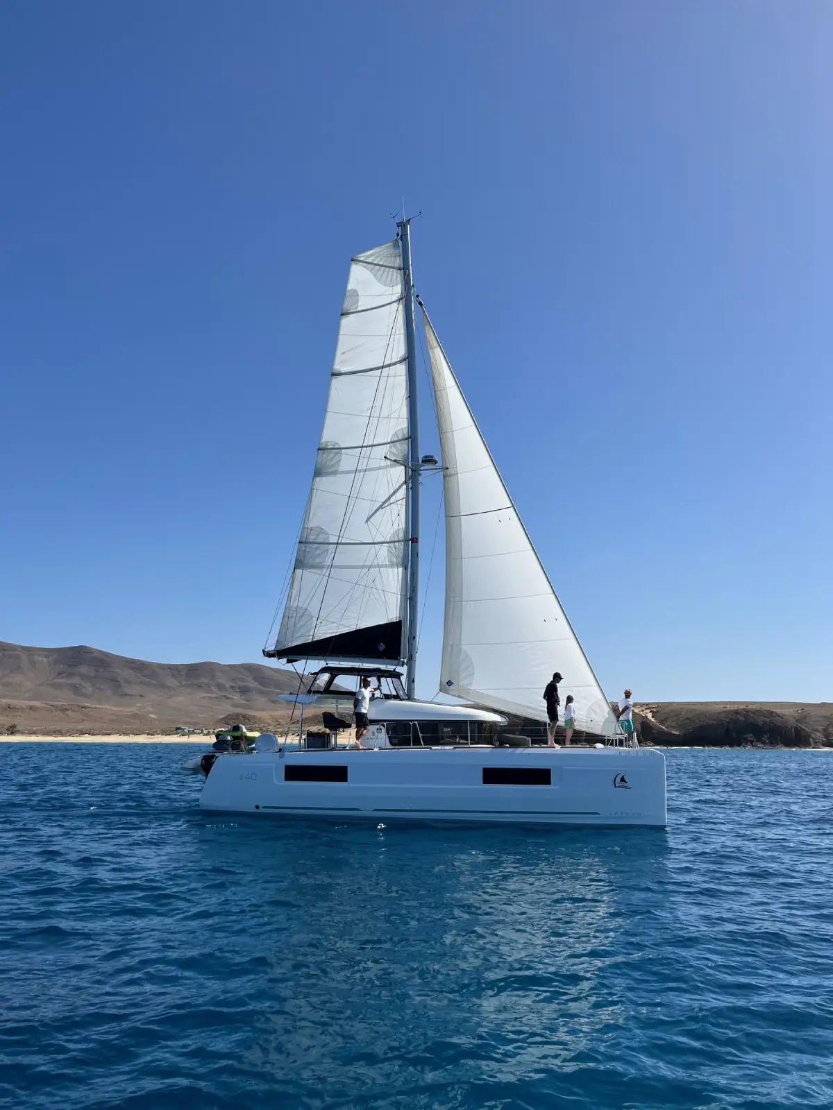 Yate en el agua azul