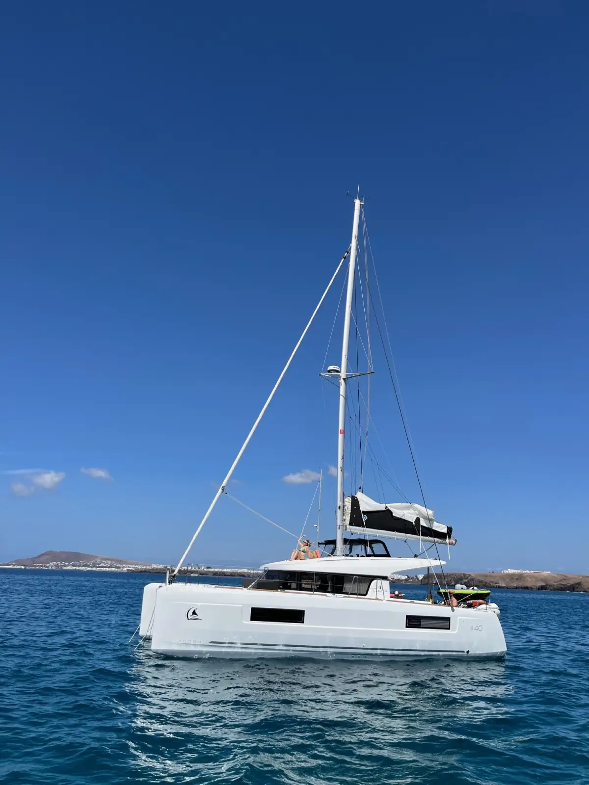 Yate navegado en mar tranquilo