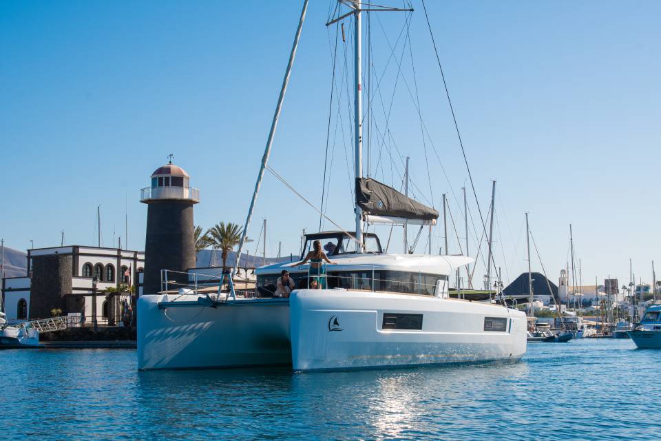 Catamarán en el puerto marítimo