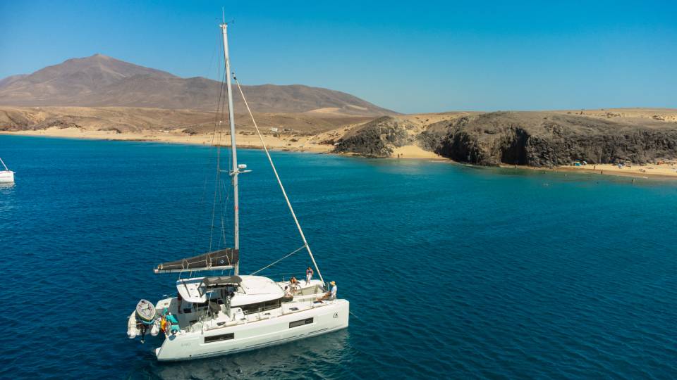 Yate en aguas turquesas claras