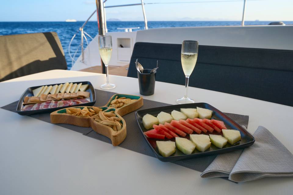 Comida y bebida en yate