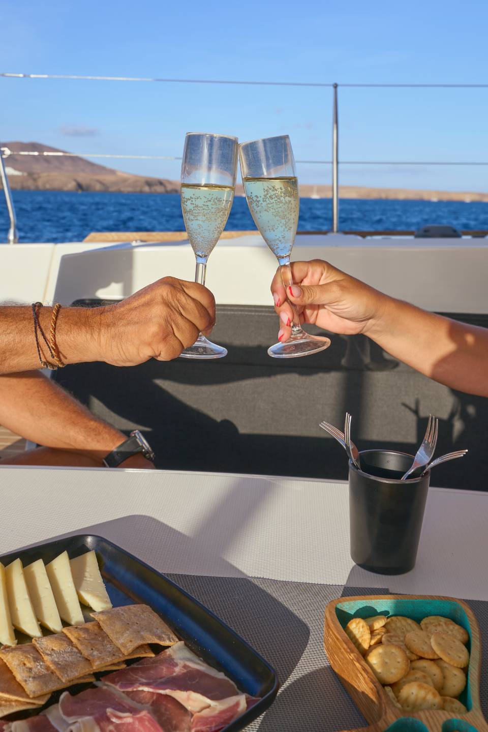 Brindis en un yate hermoso